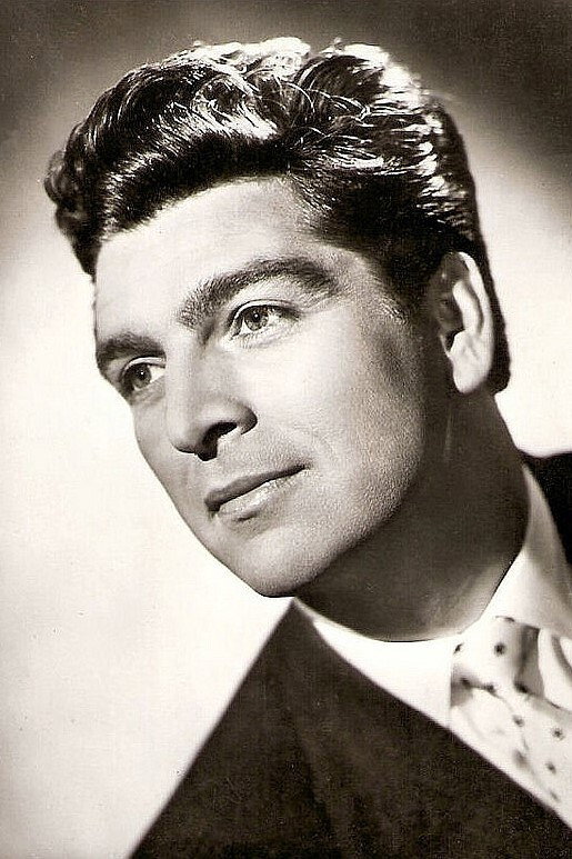 Pero Alexander as Jussuf in Das Nachtlokal zum Silbermond