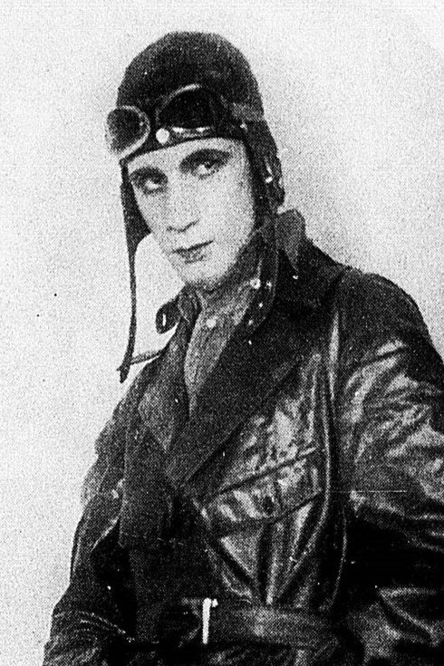 Ubi Alvorado as Galã in Piloto 13