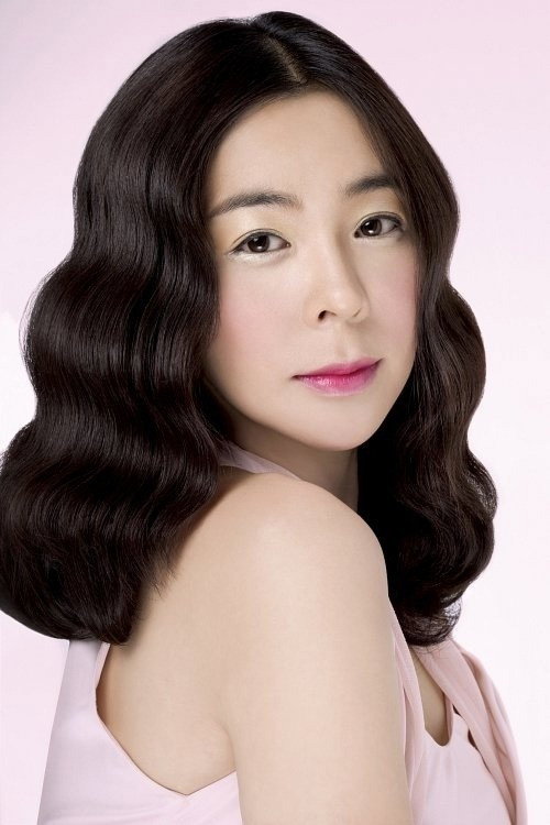 이혜영 as Shin Hye-young in Kimchi Cheese Smile