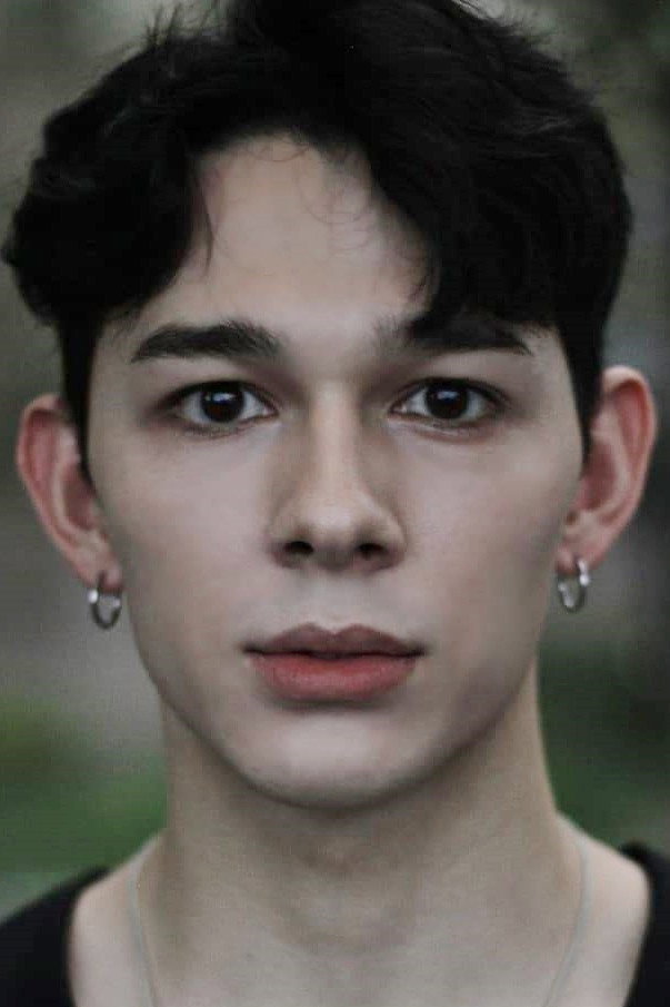 안시창 as Loren in Broke Rookie Star