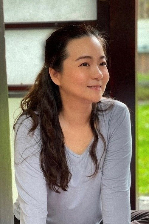 Ma Nan as Guan-qing's Wife in In Time with You