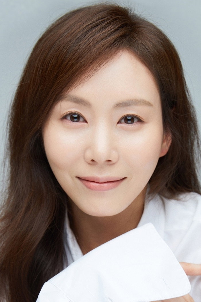 박예진 as Manager Hong Ji Yoon in Mr. Baek