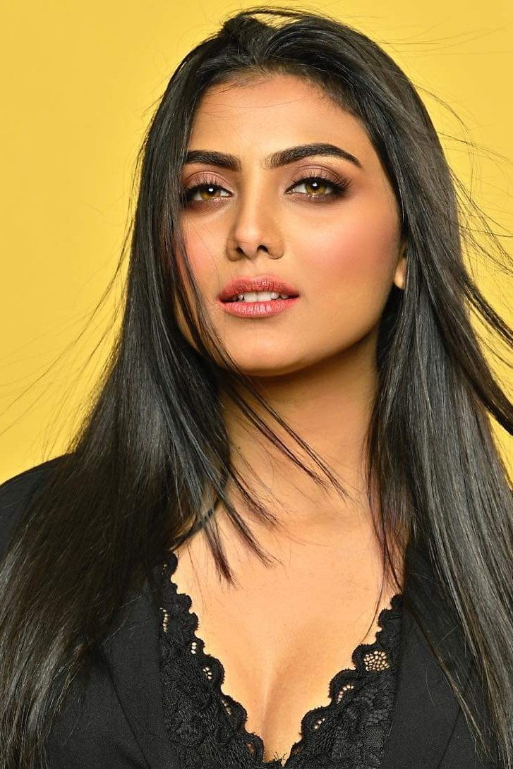 Idhika Paul as Itl in Priyotoma