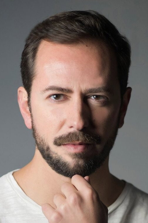 Cláudio Henriques as Hélio in Love Bet