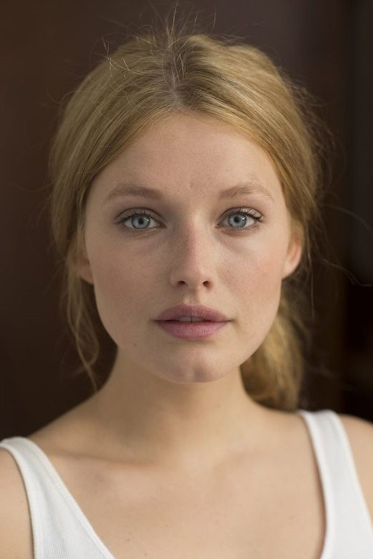 Ella-June Henrard as Lisa in Generation B