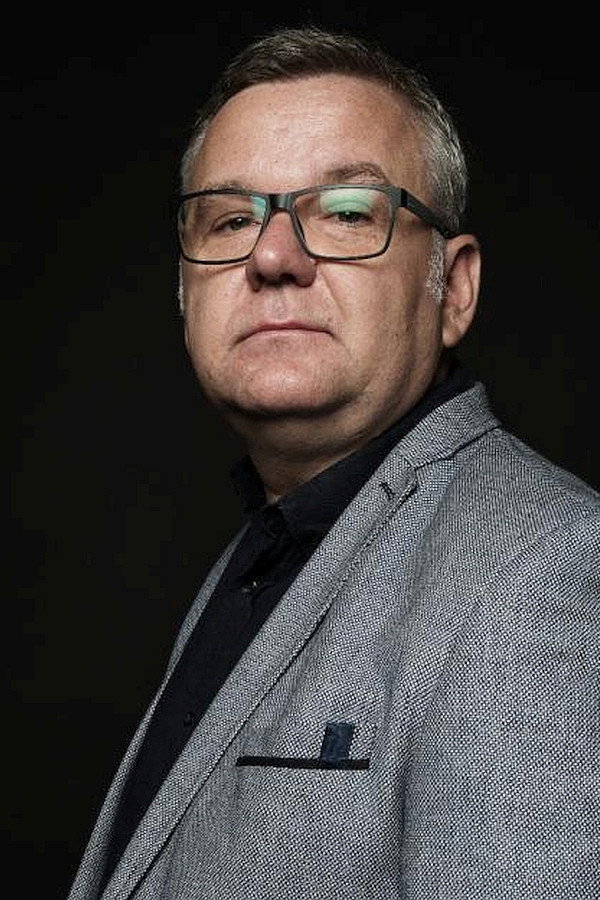 Artur Andrus as Self - Commentator in Szkło kontaktowe