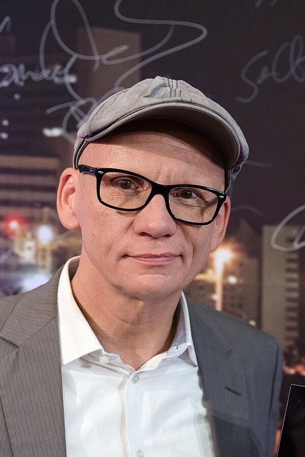 Oliver Baier as self-host in Was gibt es Neues?