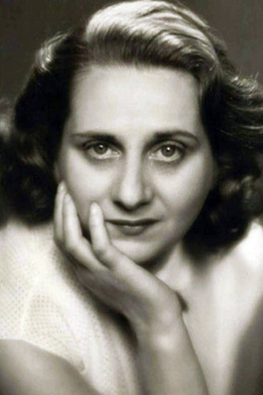 Pina Cei as La soucera in Dark Eyes