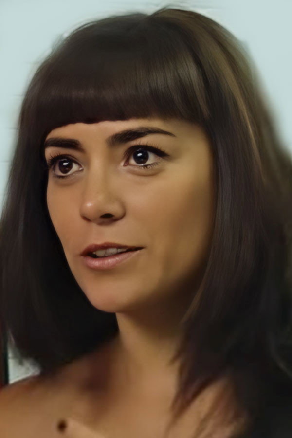 María Pía Galeano as Karina in Clave de sol