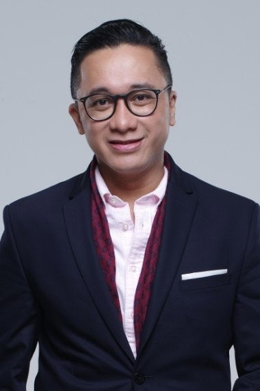 Bayu Oktara as Jusuf Effendy Habibie (Fanny Habibie) in Habibie & Ainun