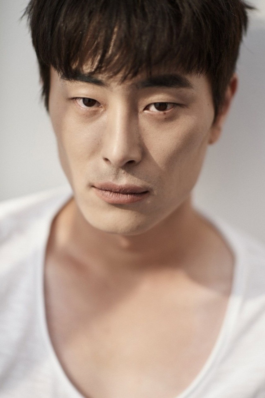 박준혁 as Young-hee's father in 1980: The Unforgettable Day