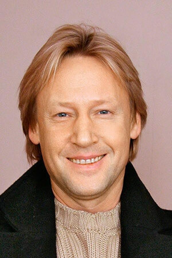 Дмитрий Харатьян as Vladimir Patrikeev in Зелёный фургон