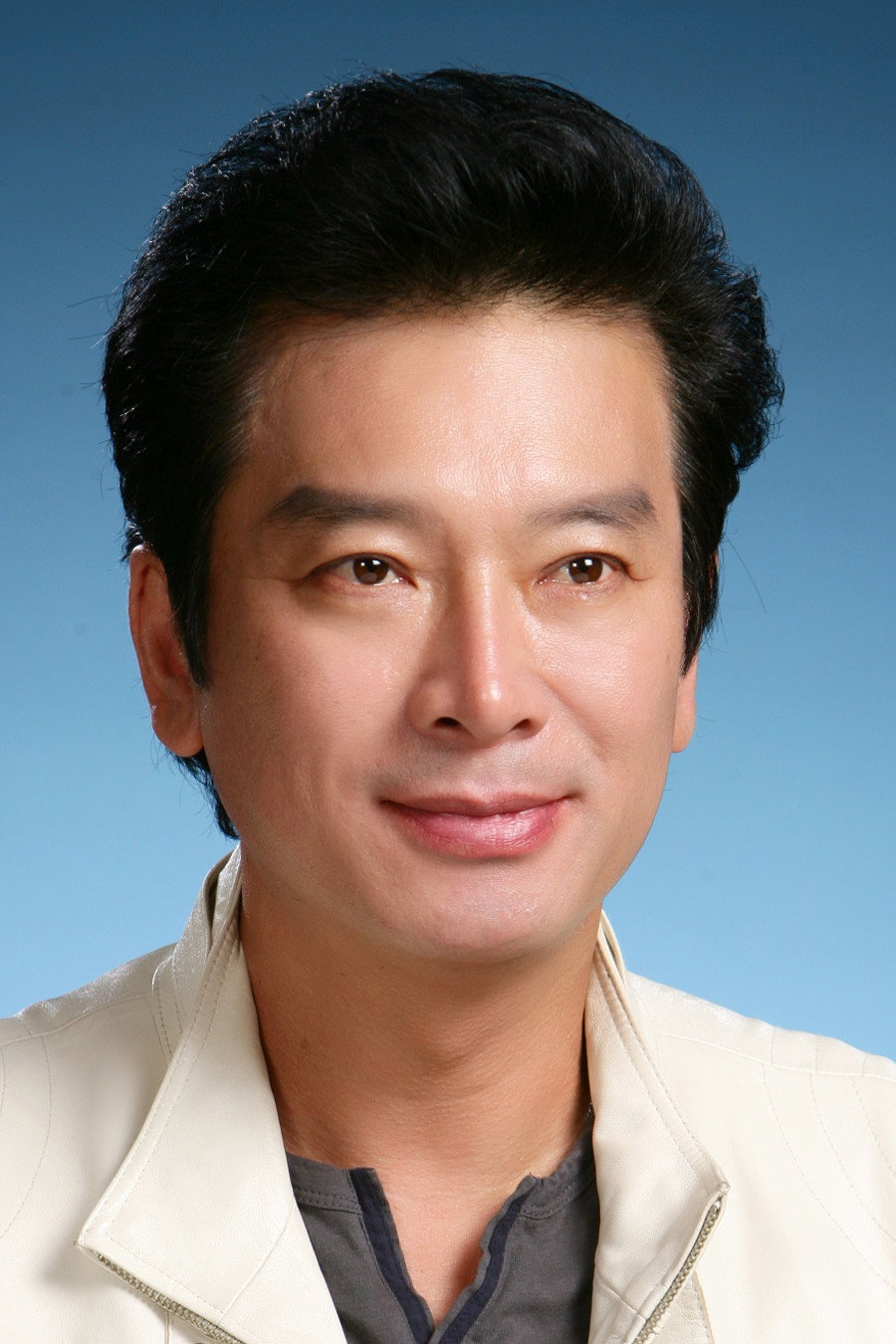 김형일 as Man in Two Flags
