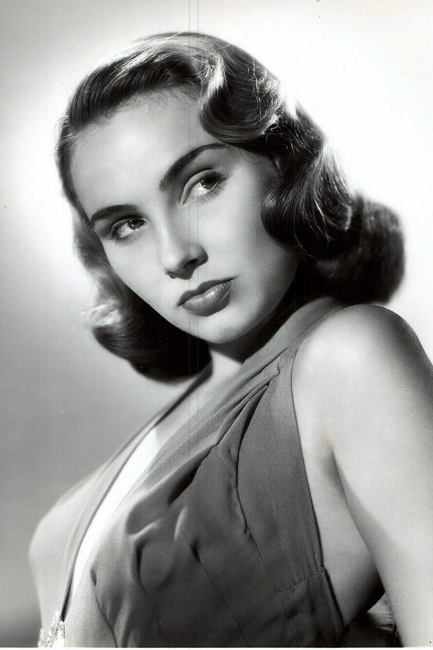 Carol Yorke as Marie in Letter from an Unknown Woman