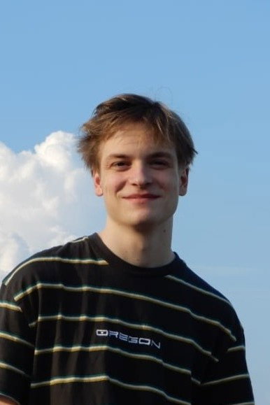 Silas Ditters as Man die dobbelsteen pakt in Knucklebones