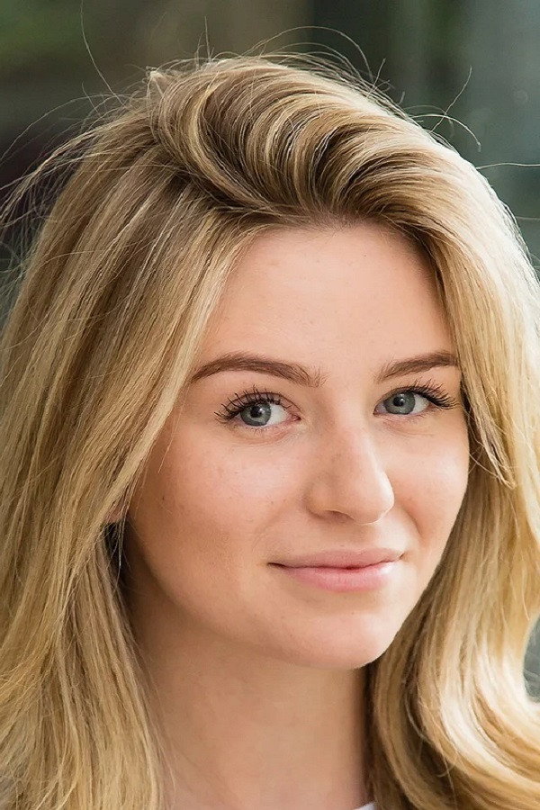 Mella Carron as Bríd in Tuesday Traders