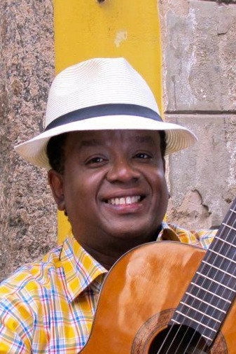 Jorge Maya as Canário in Tô de Graça