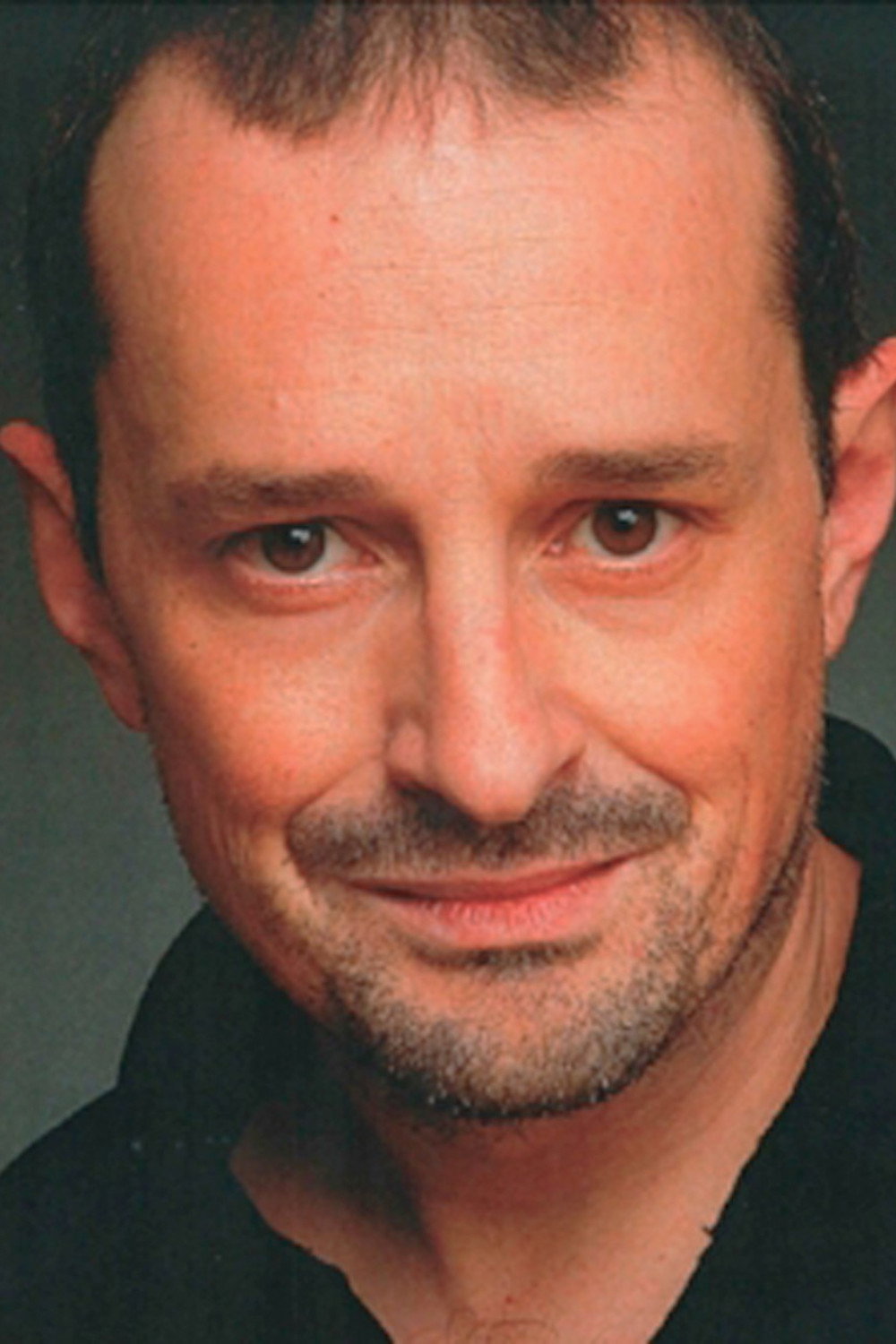 Luis José Ventín as Hombre con gabardina in Una historia y a dormir: El mensajero