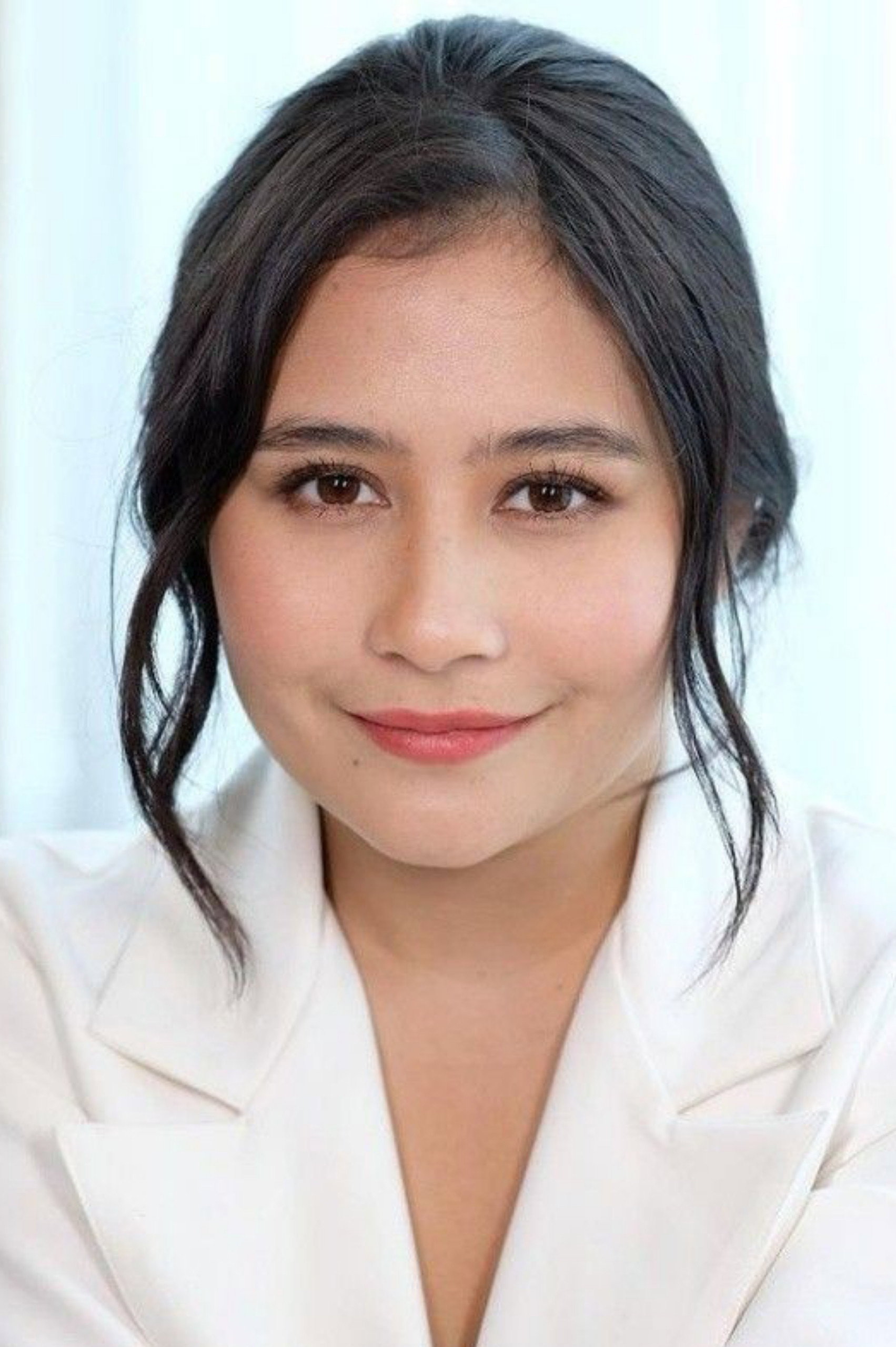 Prilly Latuconsina as Hana in Dear Stranger