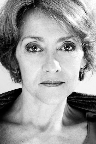 Amparo Vega-León as Recepcionista in La chaqueta del botones