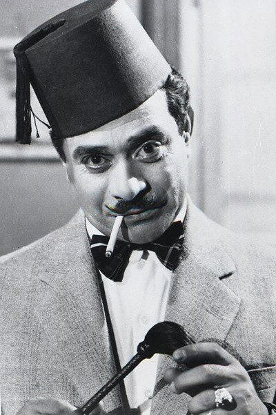 Tawfiq Al-Deqen as Division officer Ezbat al-Ward in The Three Madmen