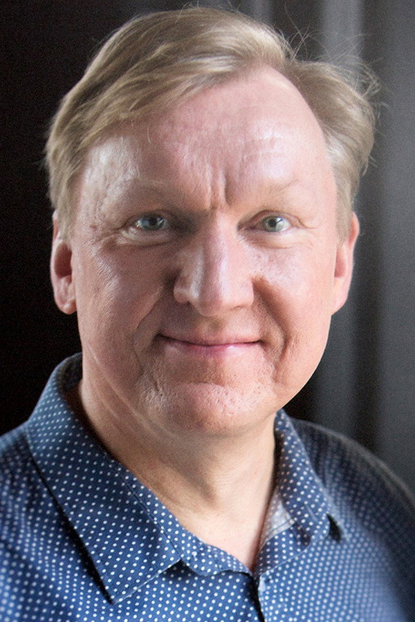 Aimo Räsänen as Iinan isä in Rakastuin mä luuseriin