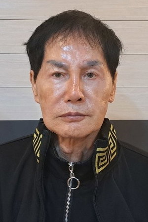 권영문 as Smuggler in Dragon Lord
