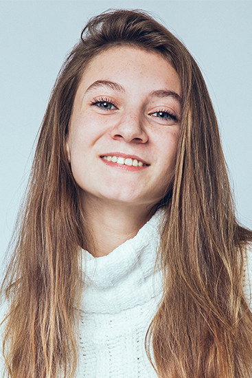 Vivi-Anne Riel as Juliette in Billie Blue