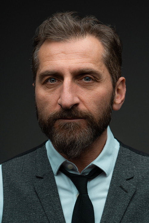 Tim Seyfi as Serdar in The Gift
