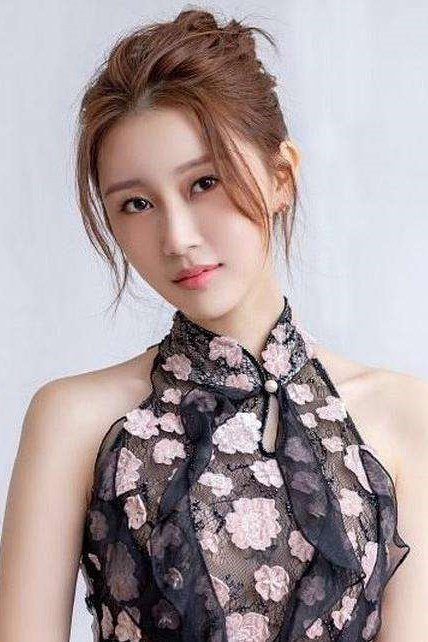 楚月 as Zhou Ran in Skate Into Love