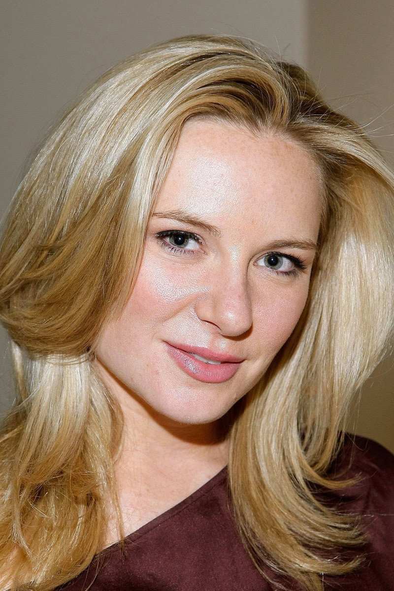 Lee-Anne Summers as Anneke Keppel (35 years) in Stellenbosch