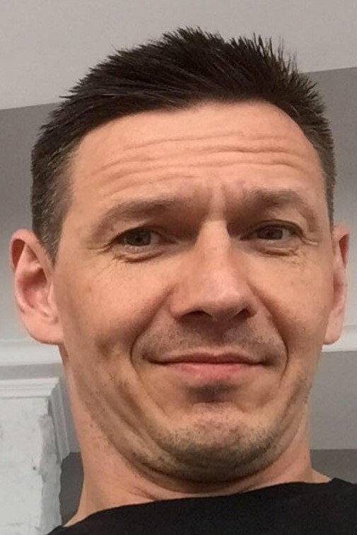 Tomasz Krzemieniecki as guard in Unterwegs