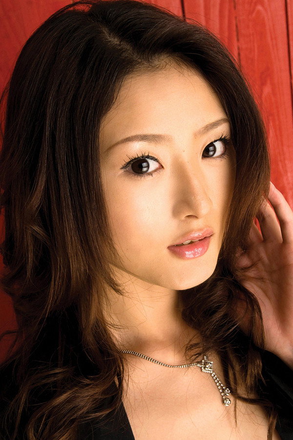 竹内紗里奈 as Erika Saotome in Onna fukuen'ya: Biashi nurebasami