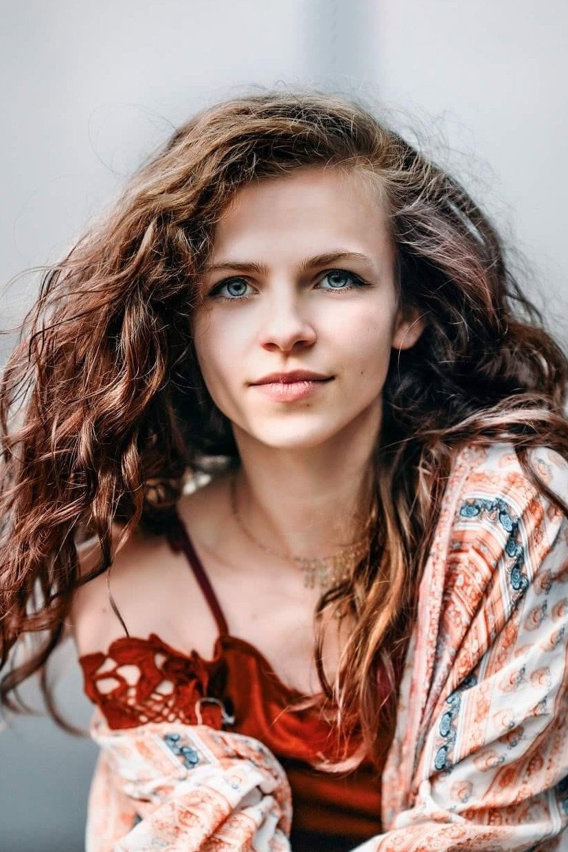 Tereza Slánská as Veronika in The Island