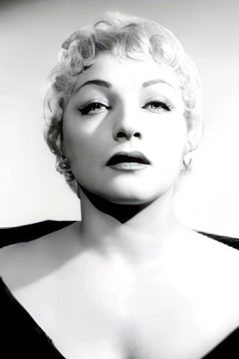 Sara Guasch as Mike's mother in Mil caminos tiene la muerte