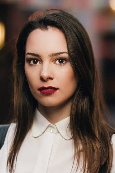Agustina Suásquita as Vicky in El gerente