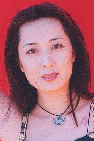 Mei Li as 王梅 in Green Hat