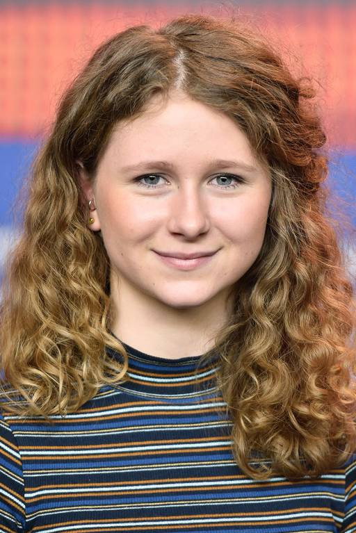 Martha Sofie Wallstrøm Hansen as Freja in The Commune