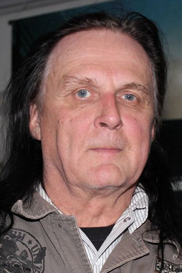 Sakke Järvenpää as Mulefukkers-yhtyeen kitaristi in Zombie and the Ghost Train