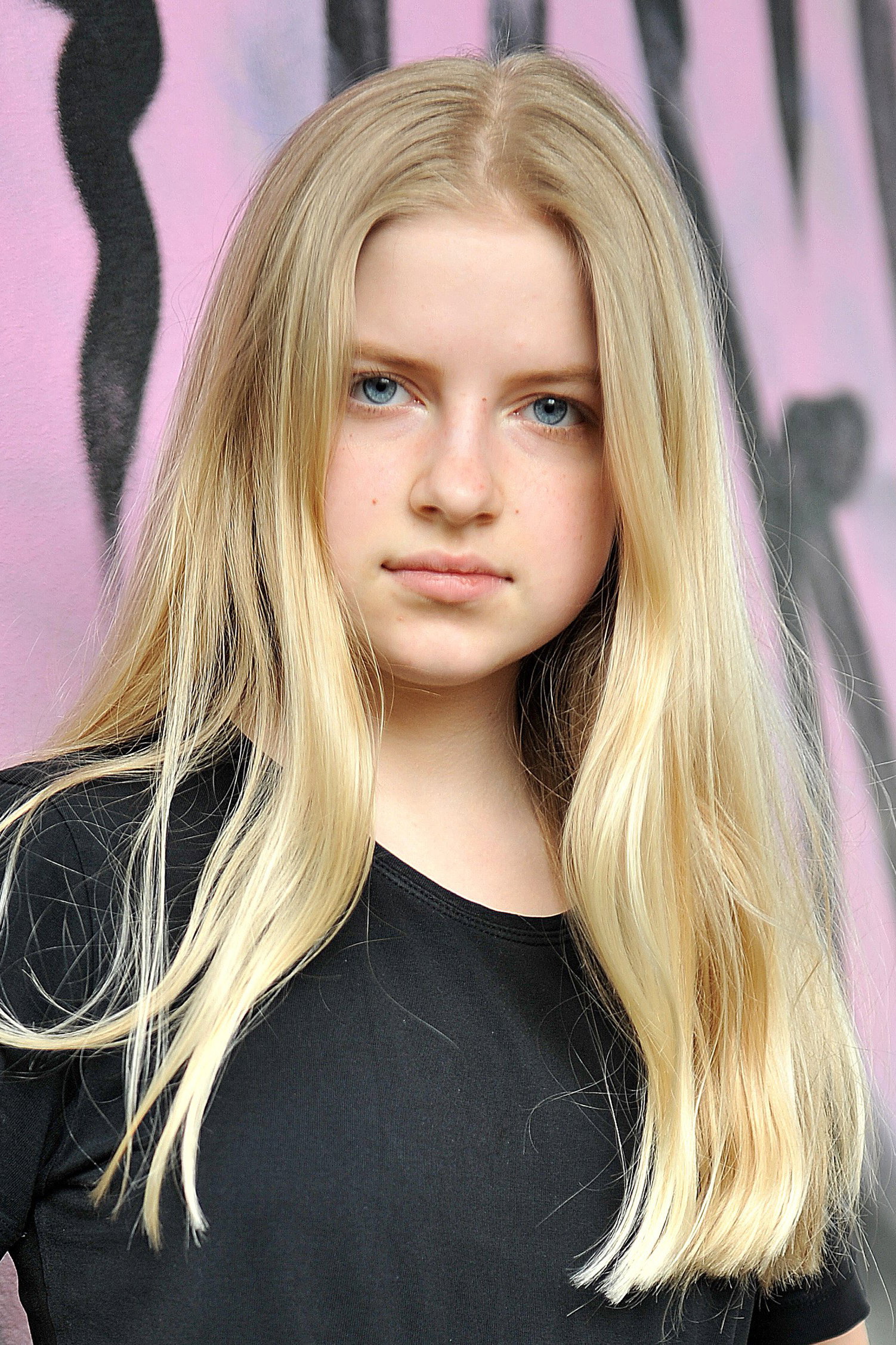 Emilia Pieske as Emma in Eltern