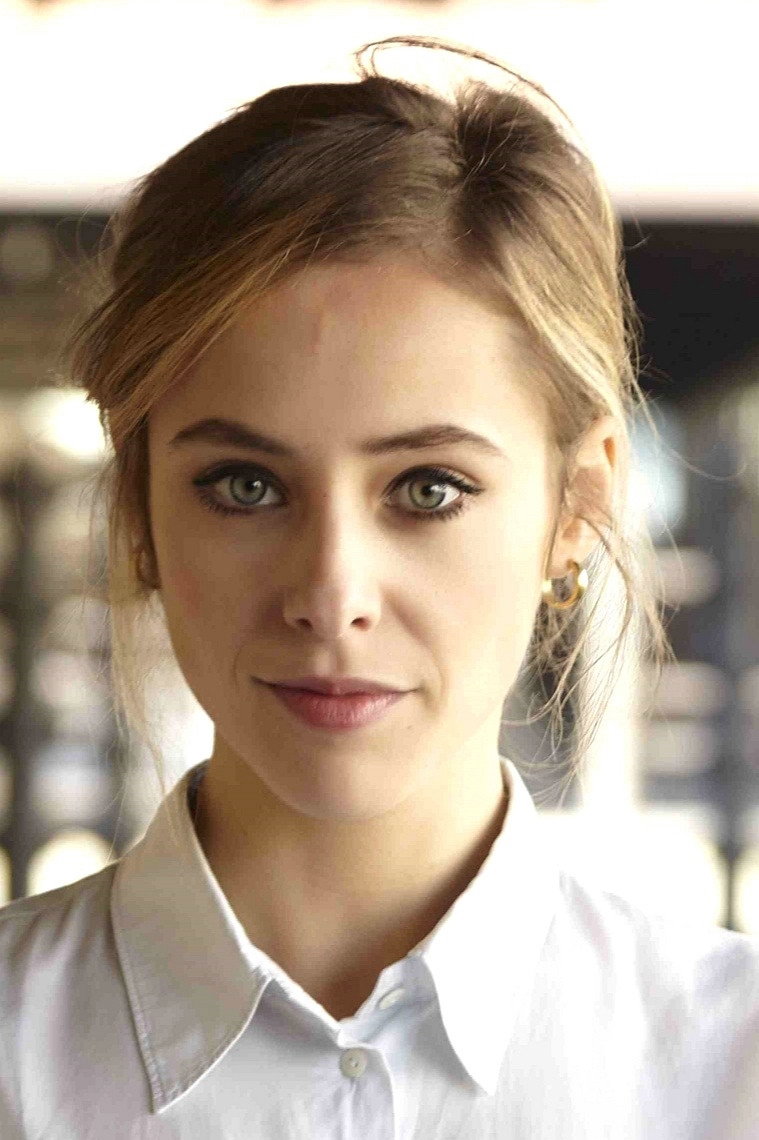 Camilla Semino Favro as Beatrice in Le mani dentro la città