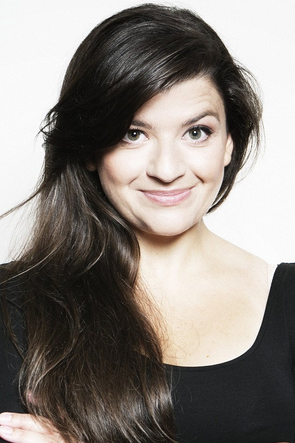 Farah as Self - Panelist in Piquantes !