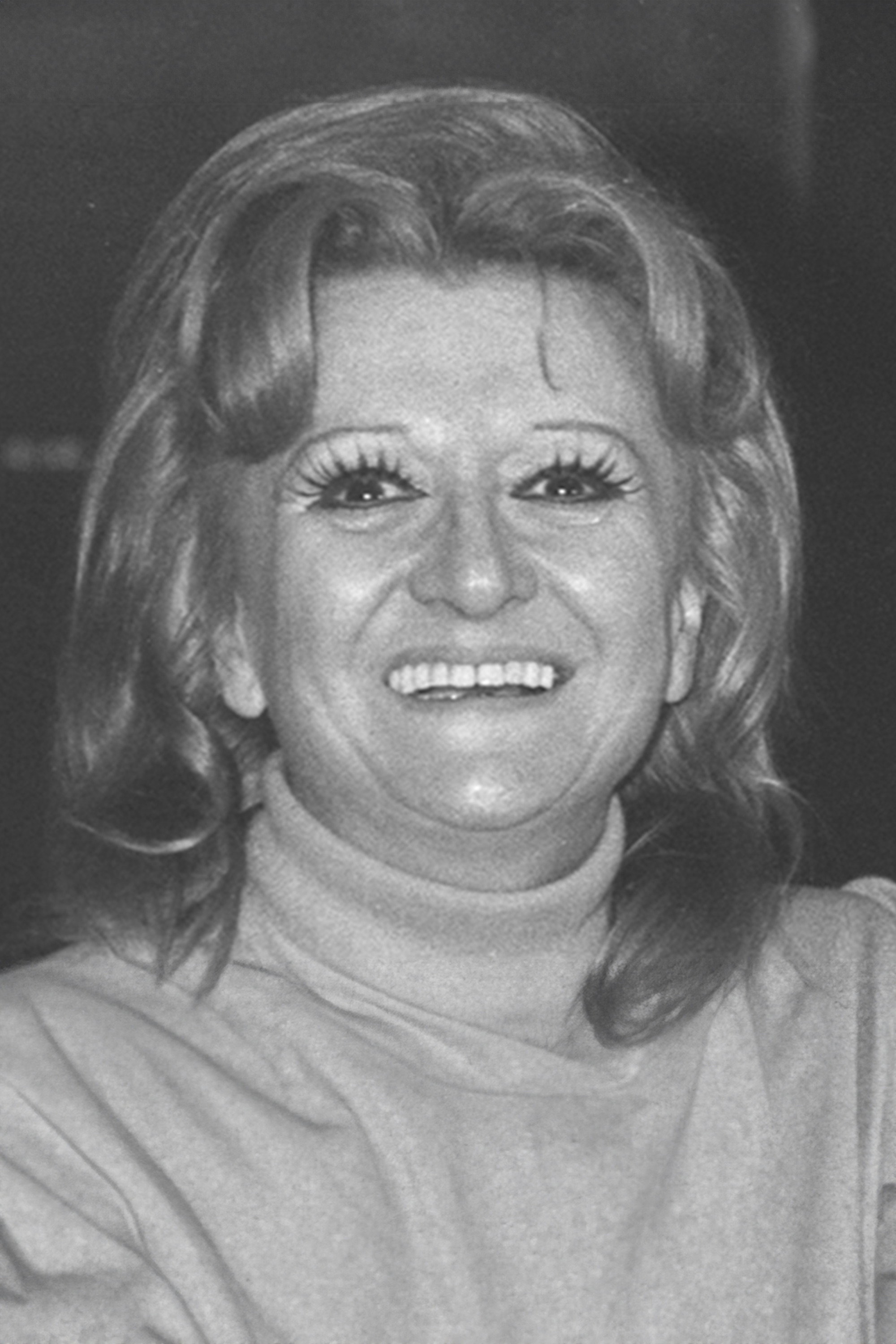 Nisa Serezli as Naciye in Dancing Boy