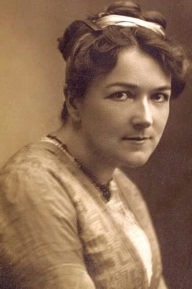 Blanche Bates as Joan Randall in The Border Legion