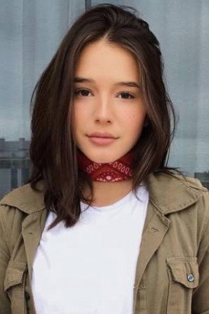 Kiria Malheiros as Julia in Jardim dos Girassóis