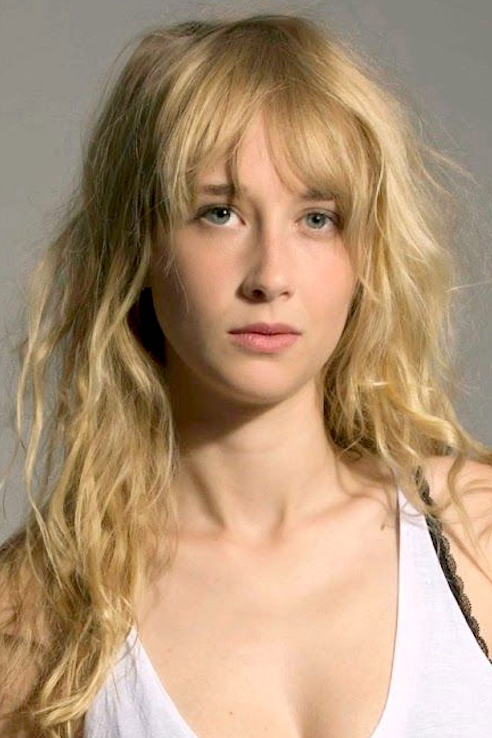Ingrid García Jonsson as Elena in Biotopía