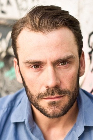 Daniel Wiemer as Bong in Axel!