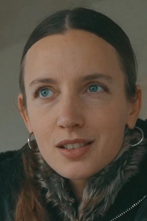 Mercedes Dassy as Valérie in No Love Lost