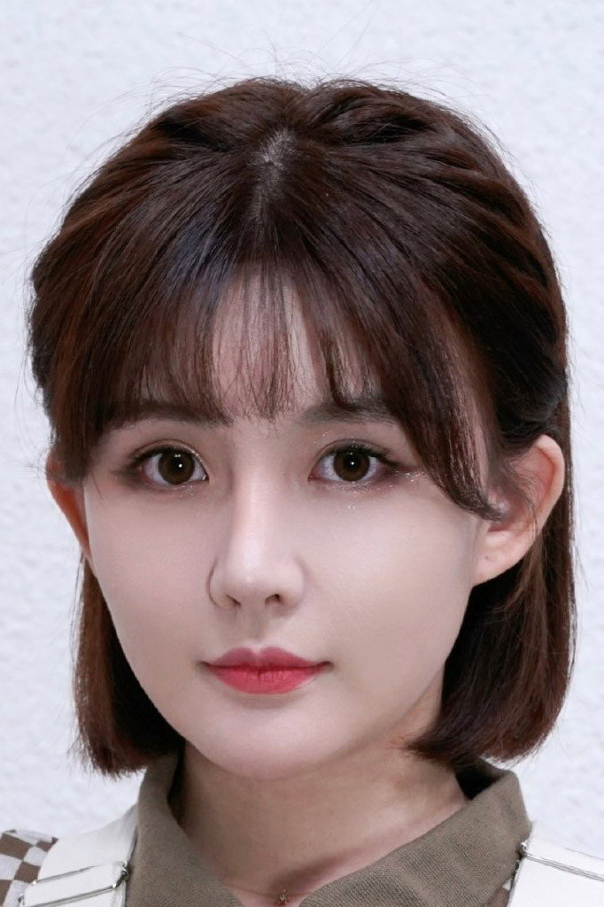 Huang Nuan Nuan as 吴绿 in Prehistoric Monster