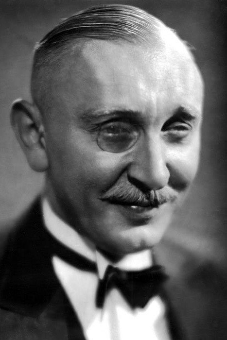 Čeněk Šlégl as konzul Petr Vieland in Business in Distress